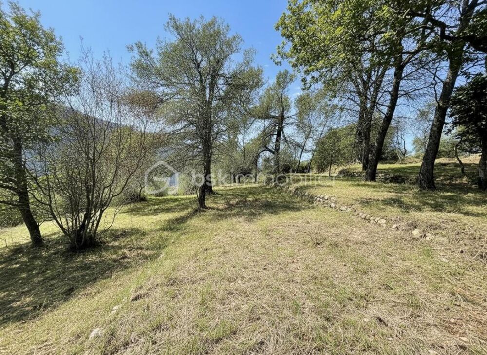 Vente Terrain Rare à Pierrefeu : 3 046 m² de nature dont 1 084 m² constructibles, accès direct et étude de sol déjà réalisée Pierrefeu
