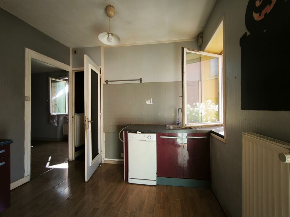 Maison de ville à fort potentiel  65,69 m² habitables + balcon+ sous-sol de 46 m²  Grigny-sur-Rhône