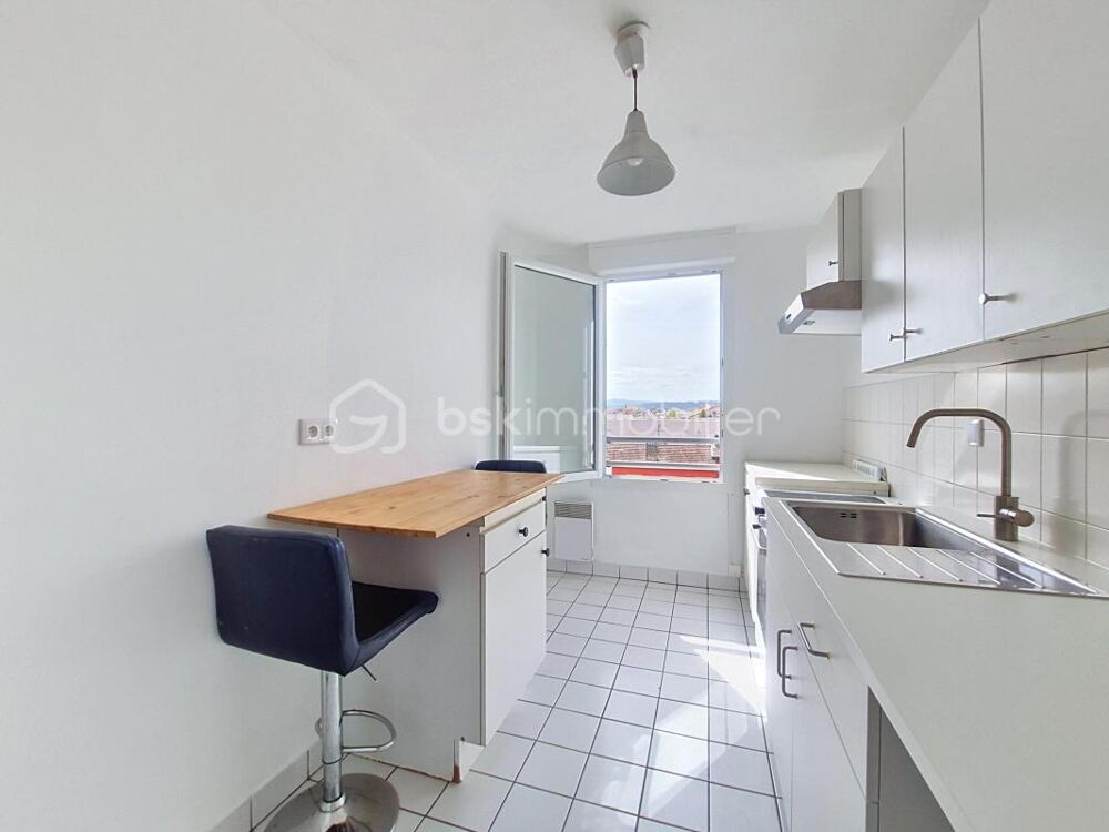Vente Appartement Appartement 2 pièces avec grand balcon, 5e étage, vue dégagée et garage – limite Lyon 3 Villeurbanne