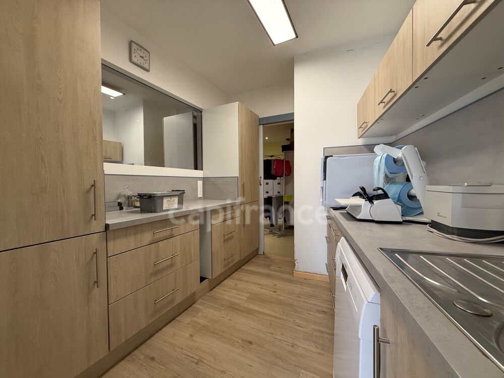   BÂTIMENT DE 420 M2, BUREAUX, 2 GARAGES DE 60 ET 80 M2, CRÉATION PLUSIEURS HABITATIONS, COUR, STATIONNEMENT Saint just en chevalet