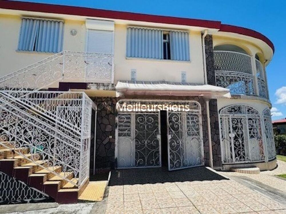 Vente Villa A VENDRE SUR BAIE MAHAULT PROCHE COMMODITEES GRANDE VILLA  DE 392 M² SUR 796 M² DE TERRAIN Baie mahault