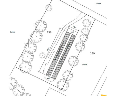   Bâtiment agricole de stockage surélevé, avec quai de chargement 