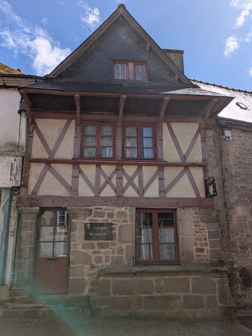 GUEMENE SUR SCORFF MAISON EN PIERRE À COLOMBAGES DE 4 PIÈCES 77 M³ ENVIRON AVEC COURETTE ET DÉPENDANCE