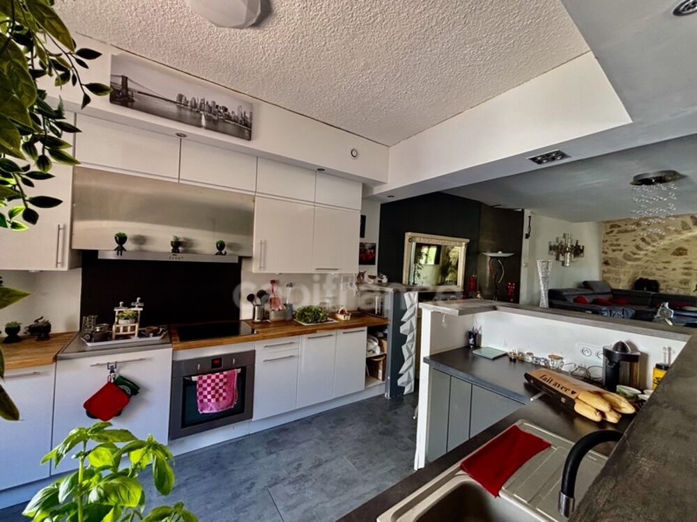 GIGEAN(34), À VENDRE MAISON DE VILLAGE RÉNOVÉE P4, SURFACE TOTALE 126 m2, TERRASSE 10 m2, GARAGE 26 m2, CENTRE VILLE