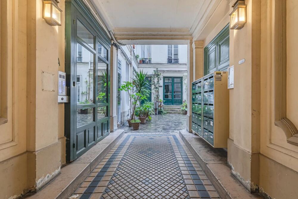 Studio de 33 m² avec terrasse à ND de Lorette, paris 9e