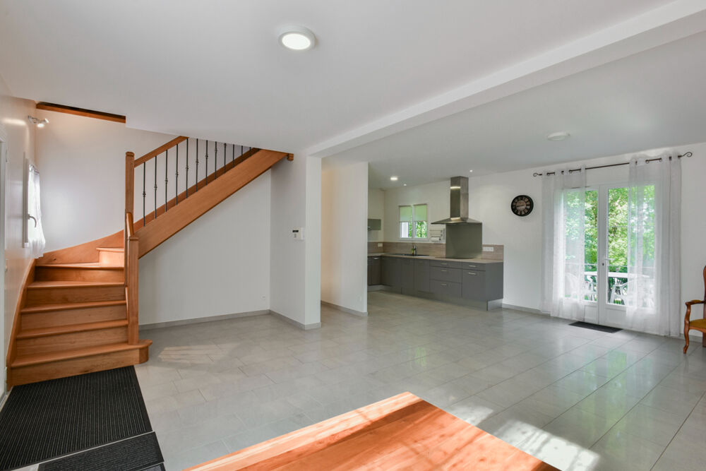Maison contemporaine, 6 pcs, 3 chambres, 104m2, 5485m2 terrain et garage