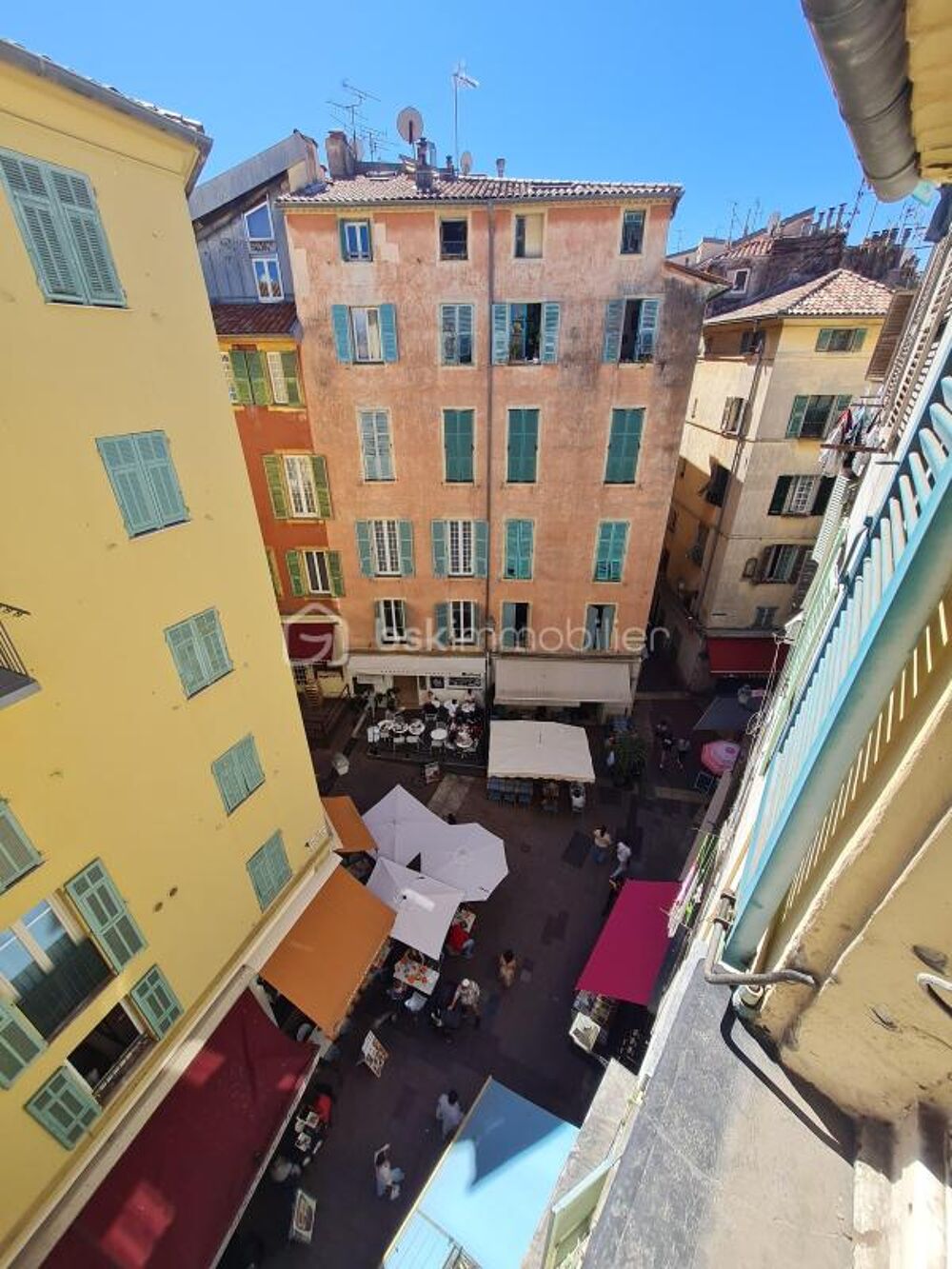 Dernier étage avec terrasse au coeur du Vieux-Nice  Fort potentiel