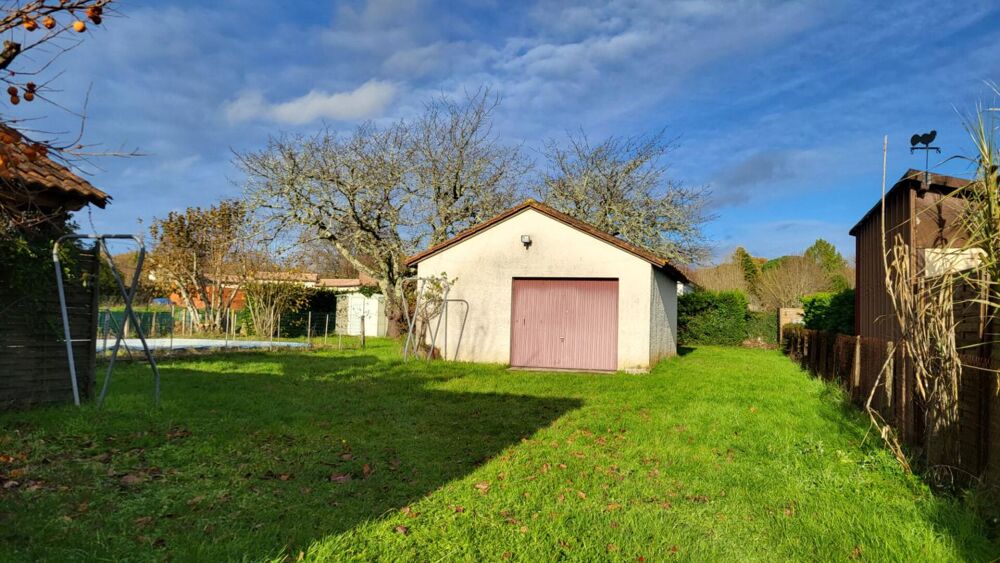 Maison traditionnelle de plain pied de 114 m² 6 pièces sur parcelle de 1658 m² garage et piscine