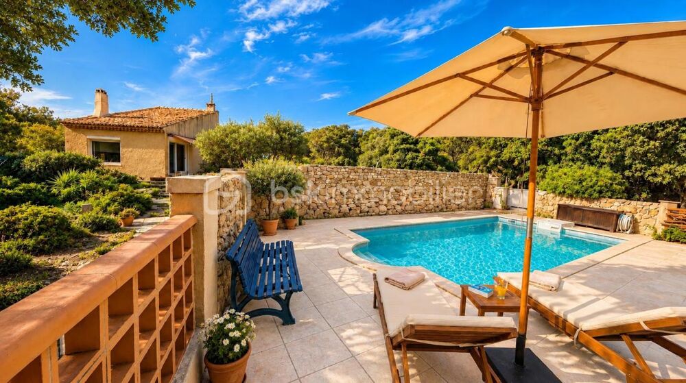 AUREILLE  Une villa de caractère au coeur des Alpilles, le privilège dun cadre de vie préservé