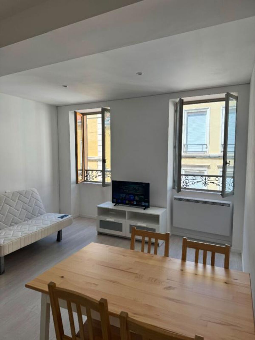 ROANNE - A LOUER STUDIO MEUBLE