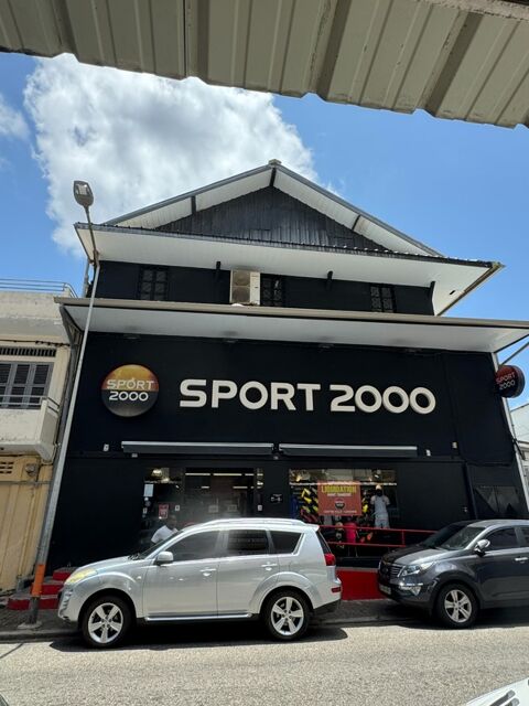 A LOUER SURFACE COMMERCIALE DE 850 M2 UTILES DANS UN IMMEUBLE SUR 3 NIVEAUX 13000 97300 Cayenne