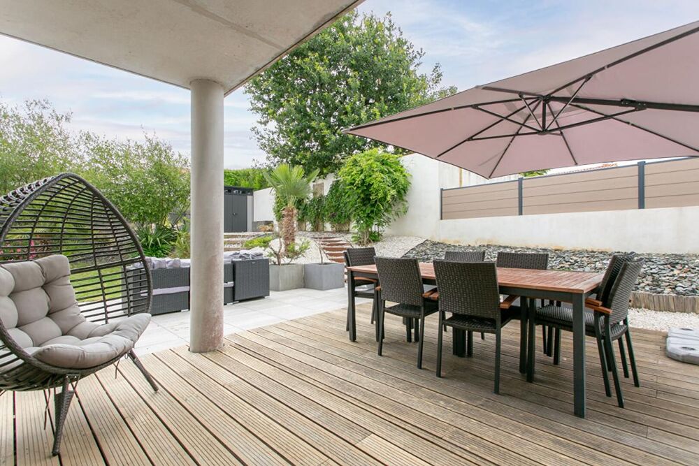 Maison Mouzillon 6 P . 4 Chs . Bureau . 138.77 M² . T 681 M² . Garage . Terrasse . Balcon