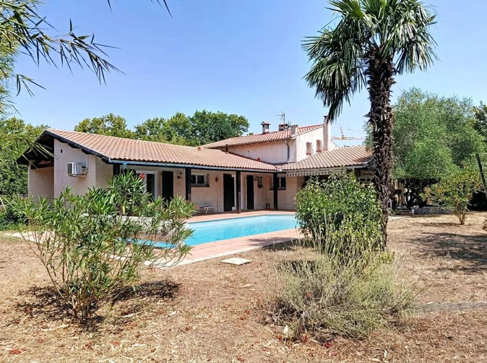 Grande maison familiale avec piscine et dépendance