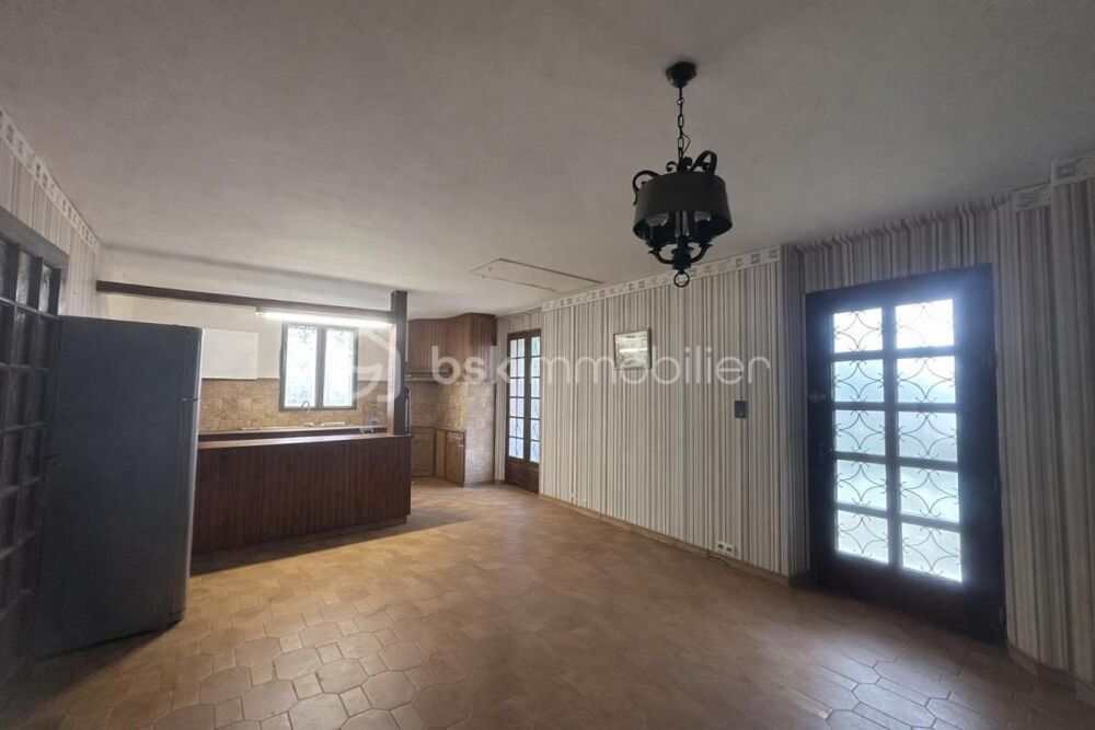 En campagne, une villa traditionnelle spacieuse à renover ! Sur Saint-Julien-les-Rosiers