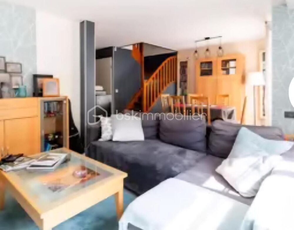 Maison familiale lumineuse avec jardin et garage dans une résidence sécurisée