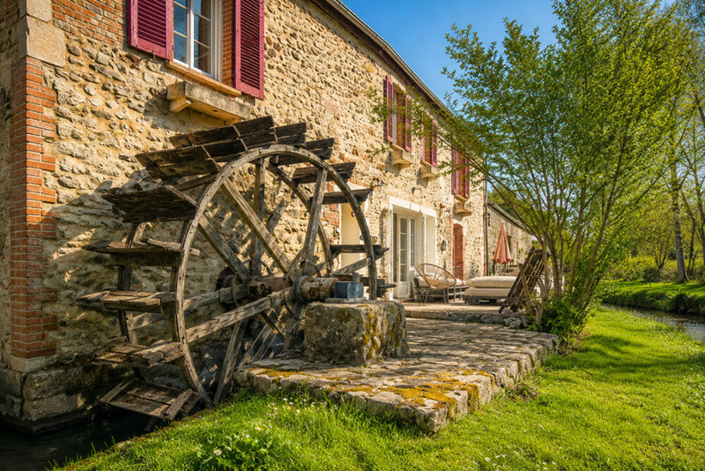 Moulin du XVII siècle dans un écrin de nature - 2 hectares avec étang