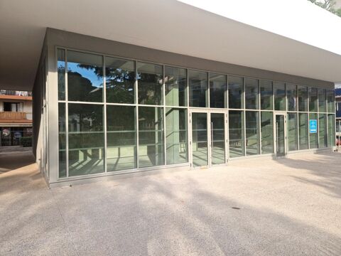   A louer, Local commercial de 145 m² avec Mezzanine, Square Benes, Saint Laurent du Var 06700, Alpes-Maritimes 