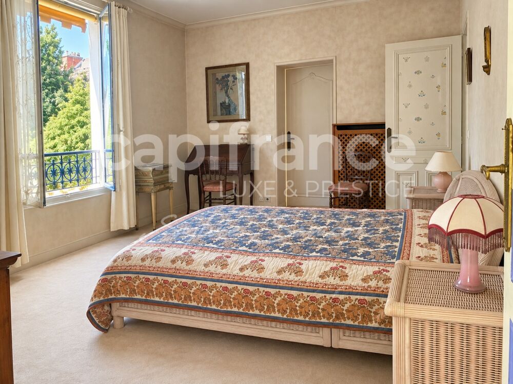 Mantes-la-Jolie  Demeure de caractère de 380 m², 14 pièces, jardin et garage