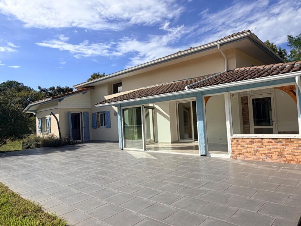Grande maison de caractère totalement rénovée avec studio indépendant, grange et terrain idéal pour des chevaux à LAMOTHE