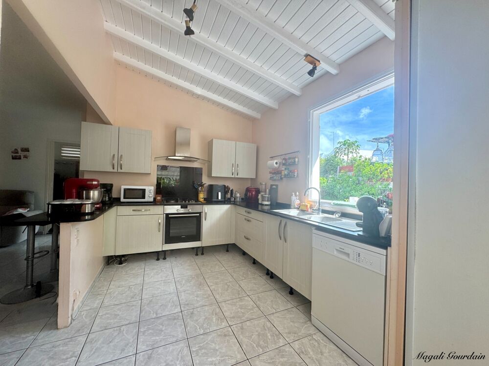 EXCLUSIVITÉ  VILLA AVEC 3 GITES A FORT POTENTIEL LOCATIF  QUARTIER RECHERCHE DE SAINTE ANNE
