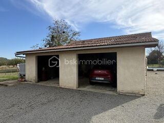 Vente Propriété/Château Maison de campagne implantée sur un terrain de 6000 mètres avec piscine, garage et poulailler et un appartement T3 Laas
