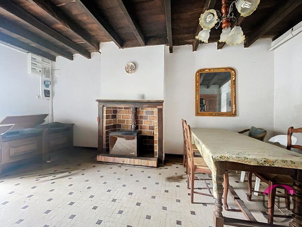 Maison mitoyenne en pierre située à la campagne