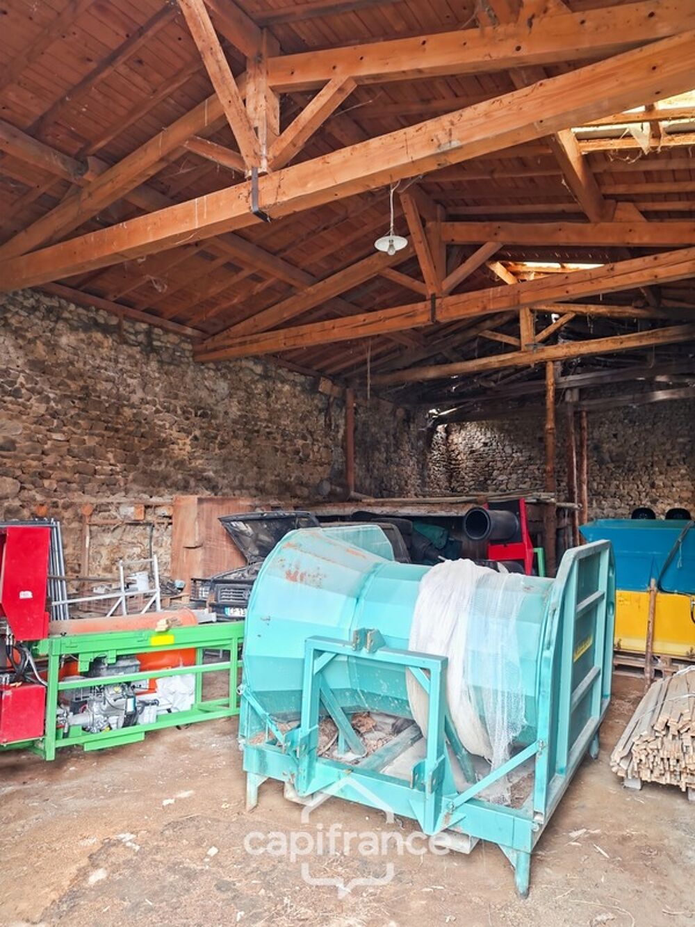 Grange de plus de 135 m² à vendre CELLES SUR DUROLLE (63)