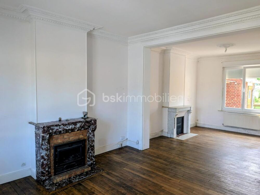 Maison semi-mitoyenne de 131 m2 sur 965 m2 de terrain. Fort potentiel