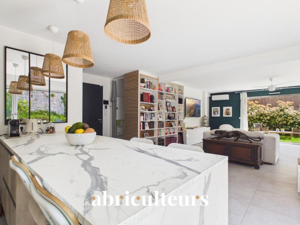 Maison familiale contemporaine de 120 m² de DPE A avec Mini-piscine éco en vente au Centre Saint-Laurent-du-Var (06700)