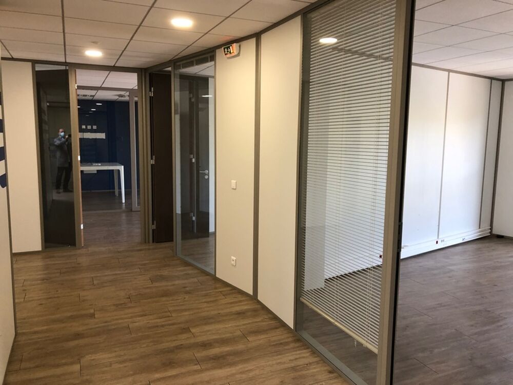   Dpt Rhône (69), à louer RILLIEUX LA PAPE Bureaux, magnifique plateau de 200m2 avec 7 bureaux et un patio, au 1er étage Rillieux la pape