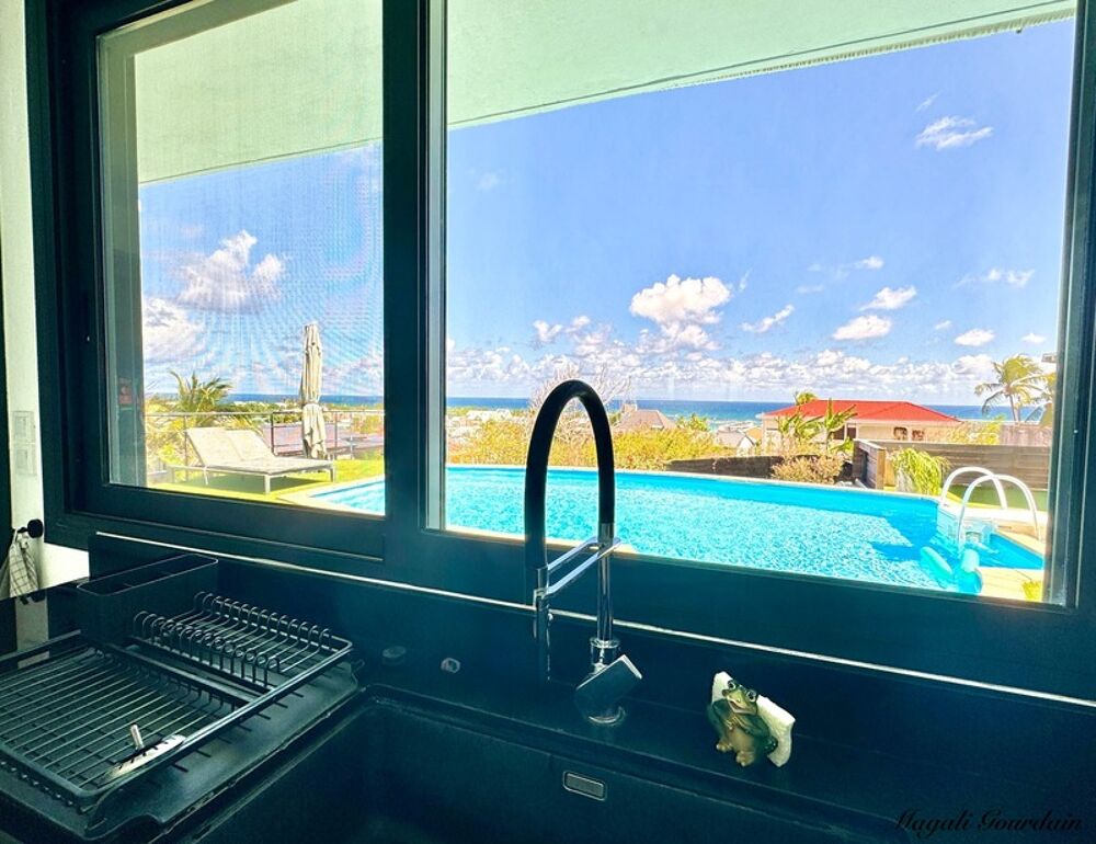 Vente Propriété/Château A VENDRE - PROPRIETE D'EXCEPTION AVEC VUE MER ET POTENTIEL LOCATIF REMARQUABLE - SAINTE ANNE Sainte anne