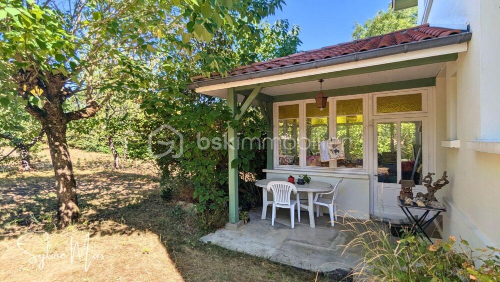 Maison avec jardin arboré, garage et puits