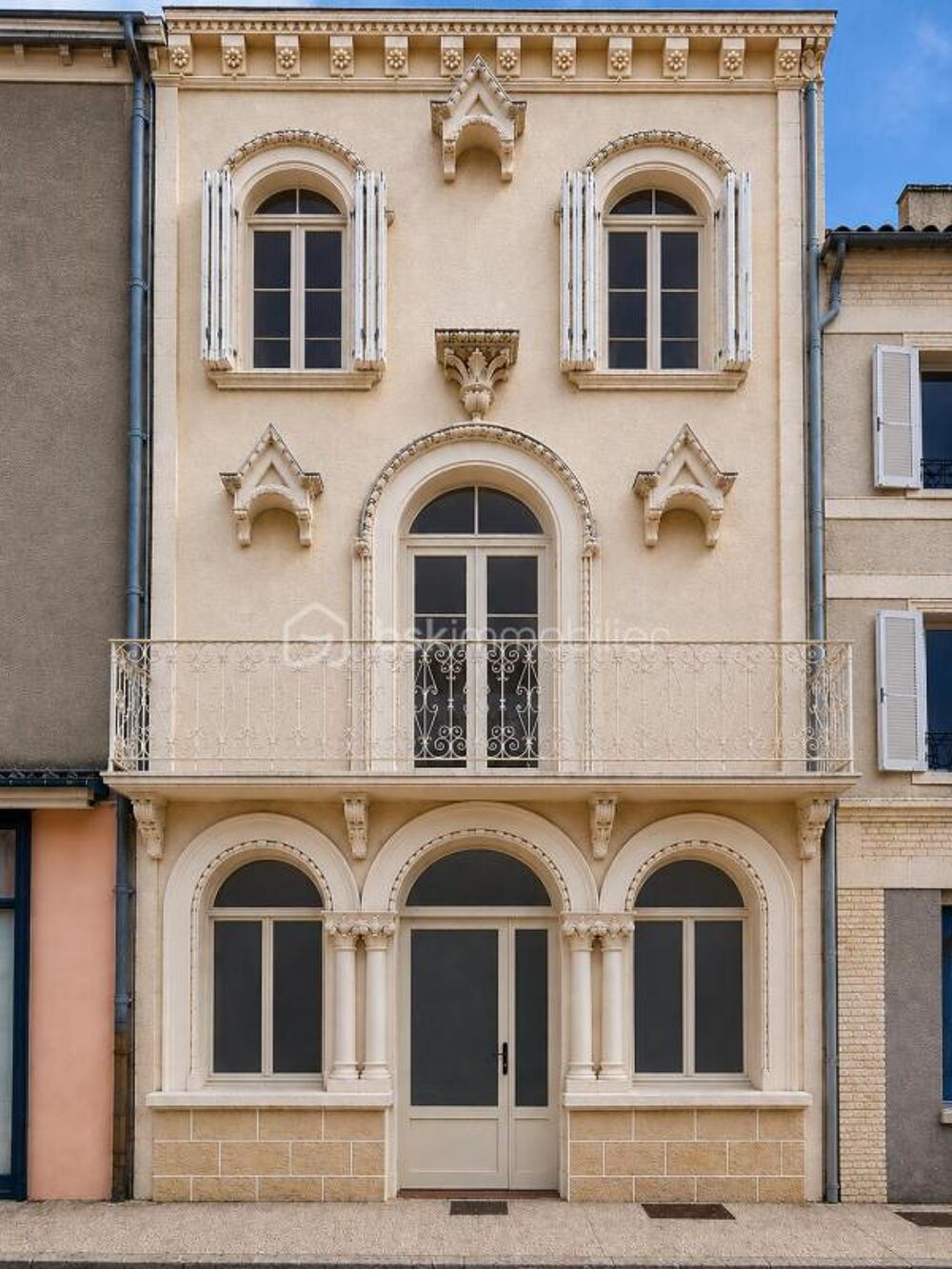 ? Opportunité commerciale rare en centre-ville de Thénezay