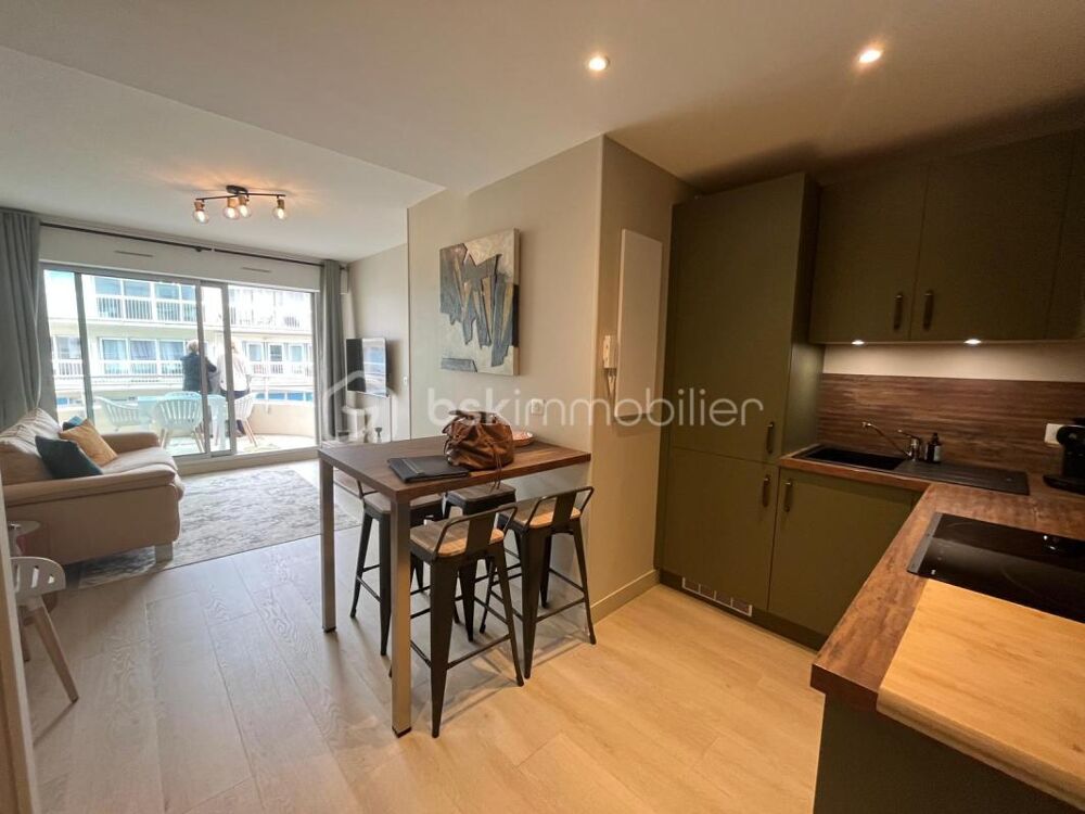 TRES BEL APPARTEMENT DANS IMMEUBLE FACE MER PROCHE MARCHE