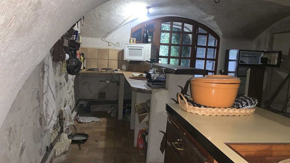Maison de village à rénover  Plein centre  80 m² au sol / 57 m² Carrez  Jardinet + Cave