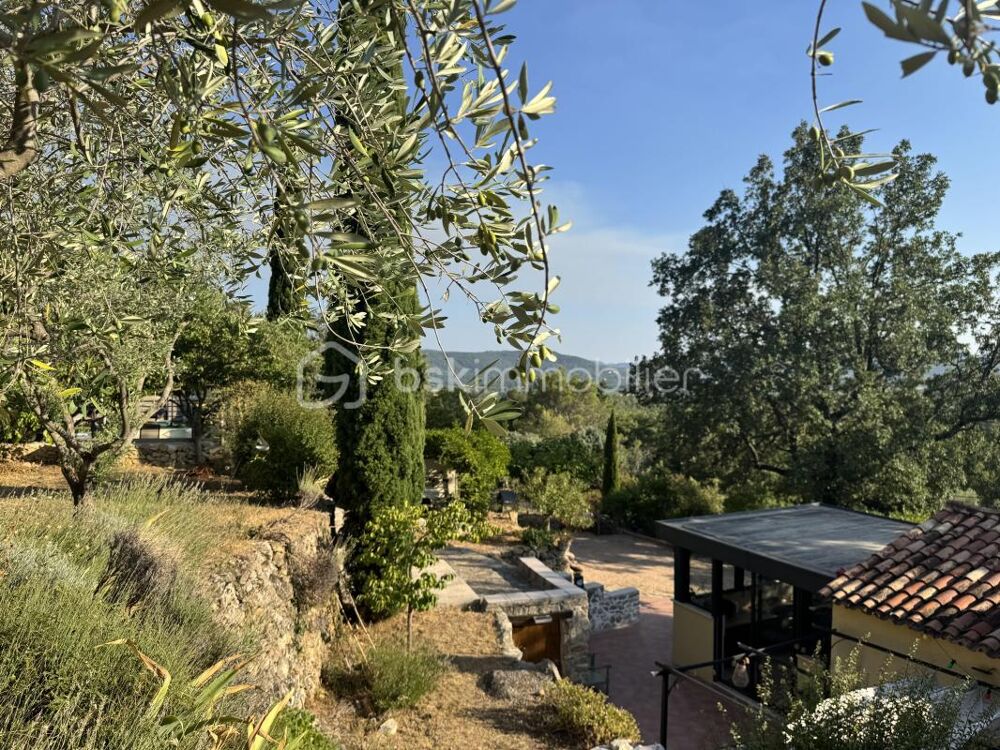 À La Roquebrussanne ( 83136), maison de charme dans un écrin de nature avec panorama exceptionnel, grand terrain et piscine