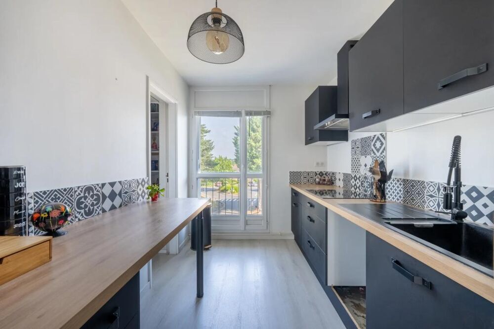Dernier étage - appartement de 82 m² avec balcons et box