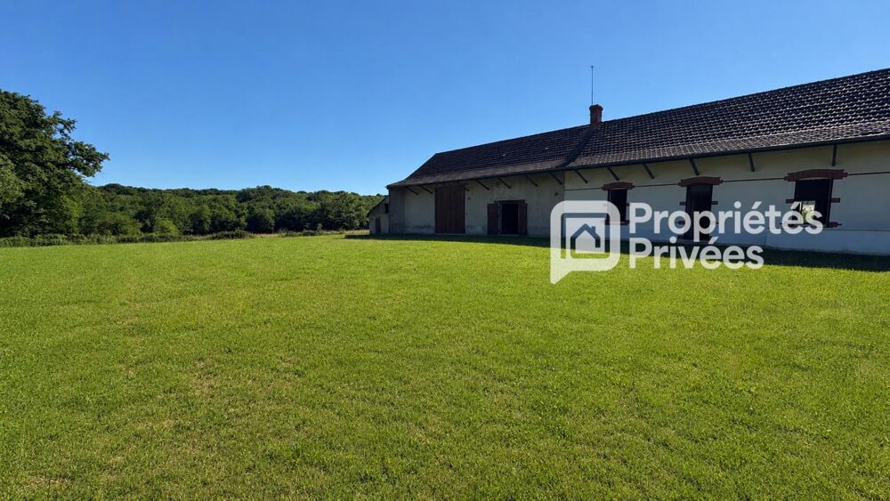 Sur 2700 m2 de terrain, belle ferme à rénover