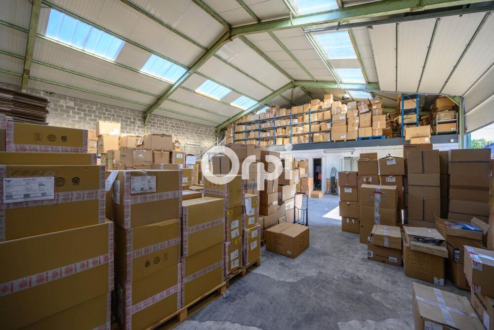   Entrepôt rénové 520 m2 3 bureaux chauffés Accès poids lourds parking 