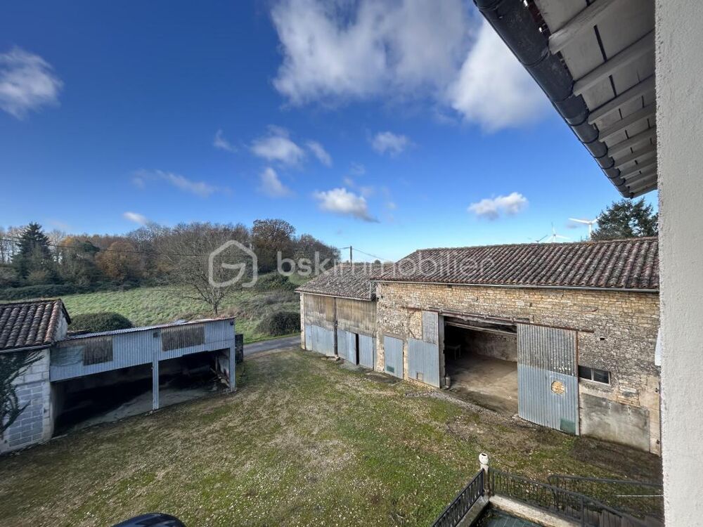 Charmante maison de campagne à fort potentiel  4 chambres, dépendances & grand terrain
