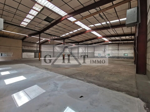   ENTREPOT-BUREAUX DE 1600M2 EN VENTE A PLAISIR ! 