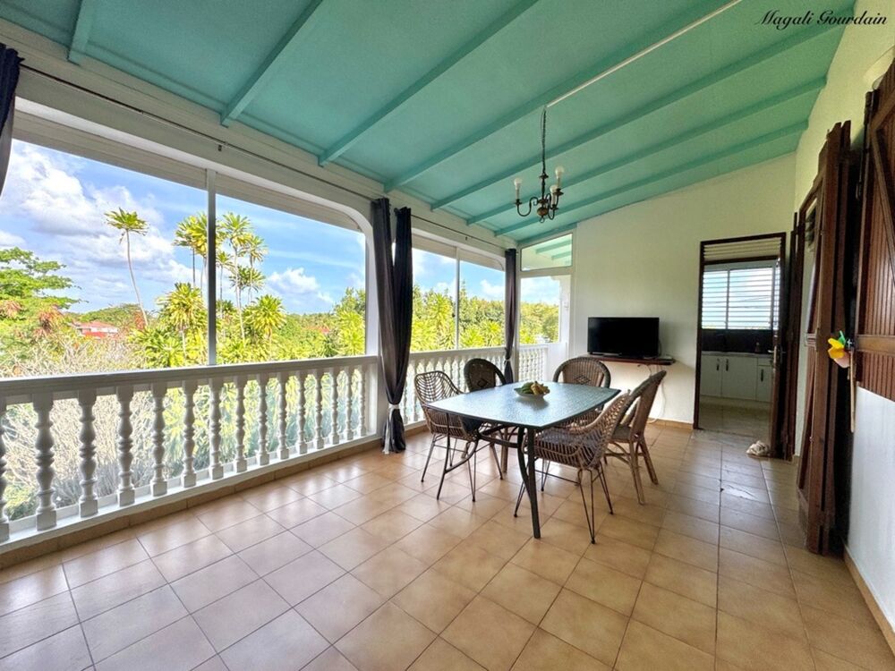 A VENDRE - PROPRIÉTÉ AVEC DEUX HABITATIONS INDÉPENDANTES AU COEUR DUN JARDIN TROPICAL À SAINTE-ANNE