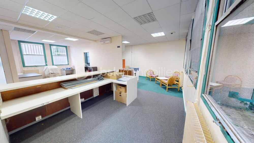 MAISON OU LOCAL COMMERCIAL A LADON