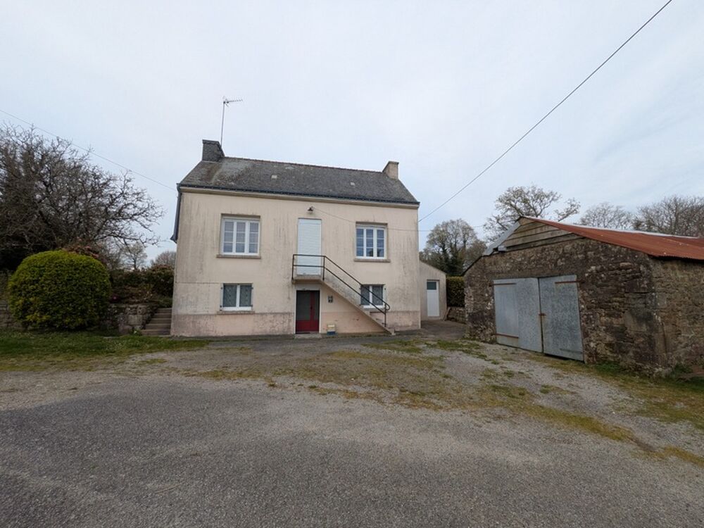 Bubry propriété composée d'une maison à usage d'habitation avec garage, deux petits hangars, une grange en pierre, une longère e
