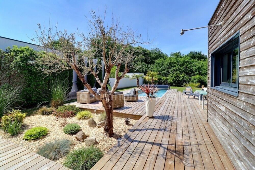 ORVAULT "LA FORÊT"  Prestigieuse villa d'architecte de plain-pied (197 m²) avec piscine dans un écrin de verdure
