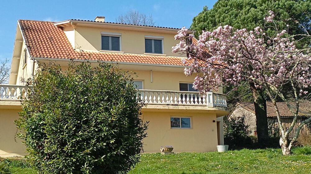 Spacieuse maison avec atelier, piscine et superbe potentiel sur un beau terrain