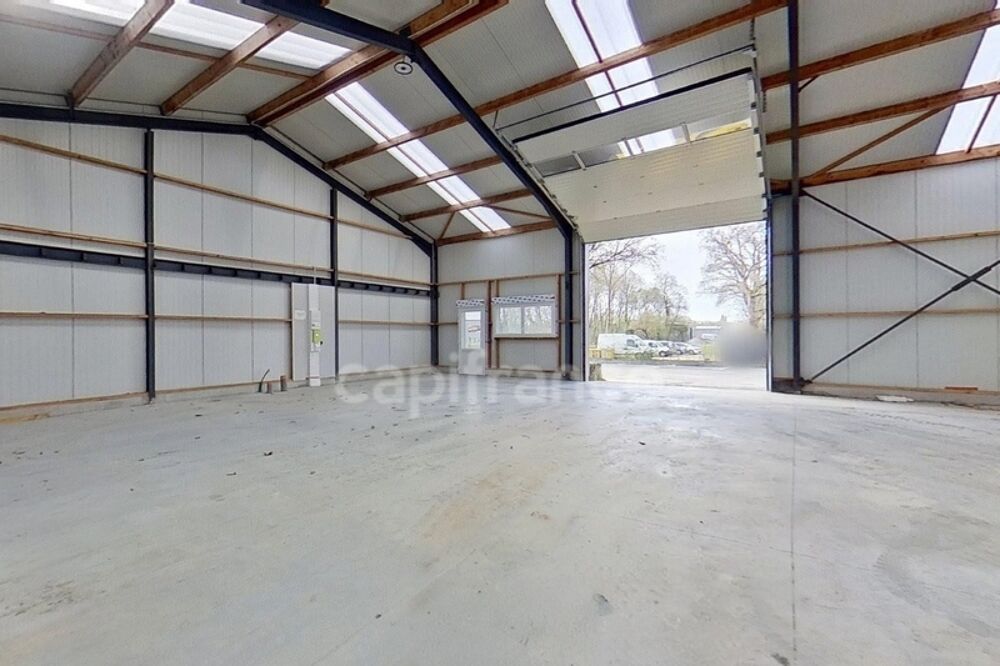   A la location sur LANTIC – Cellule artisanale / box de stockage de 181 m² au sein d'un site sécurisé Lantic
