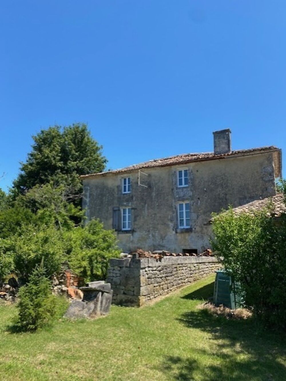 Corps dancienne ferme, en pierres, de 350 m2, à aménager, avec maisonnette attenante prête à habiter