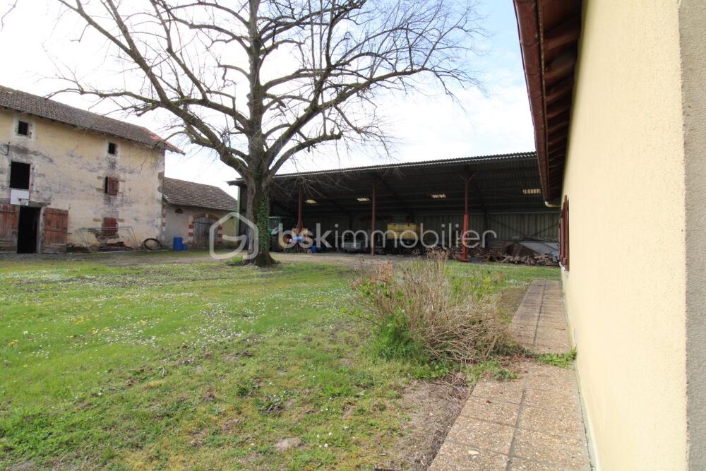 Maison à rénover avec nombreuses dépendances