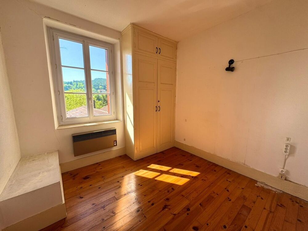 Maison de bourg avec terrasse et dépendance  Fort potentiel à Luriecq (42380)